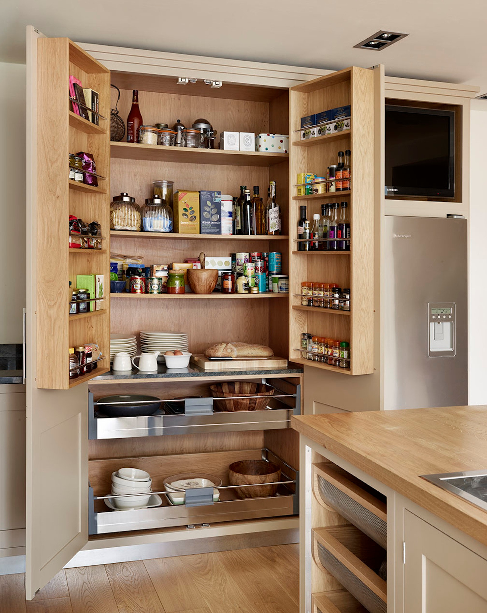 Хранение на кухне лучшие. Удобные кухни. Удобные шкафчики для кухни. Функциональные кухонные шкафы. Шкаф кладовка для продуктов.
