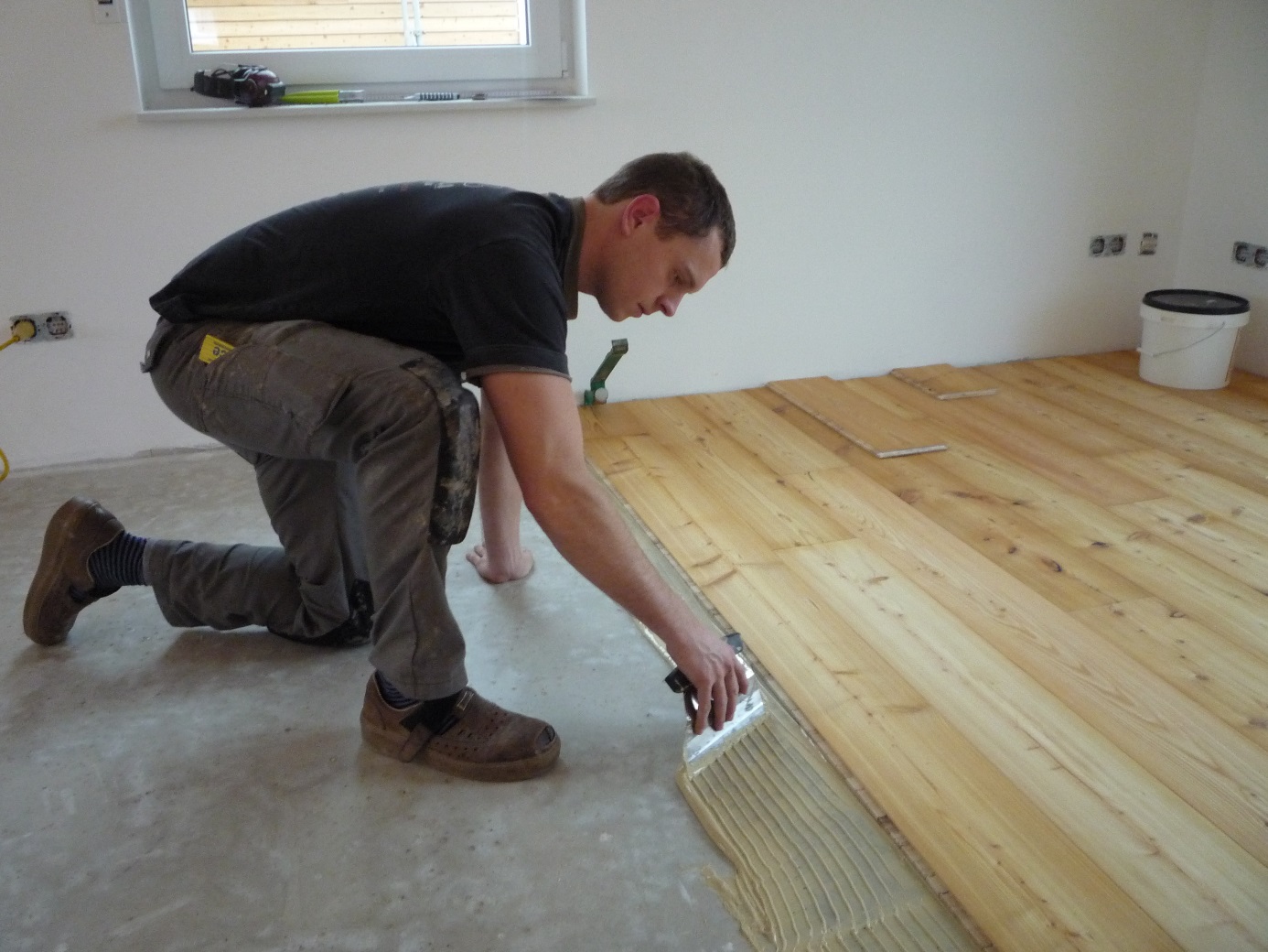 Наливной пол на деревянное основание: технология выравнивания покрытия из дерева в доме