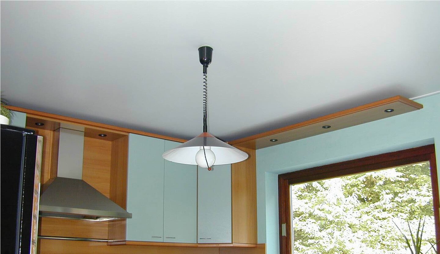 Какой потолок лучше сделать на кухне, варианты отделок и их особенности