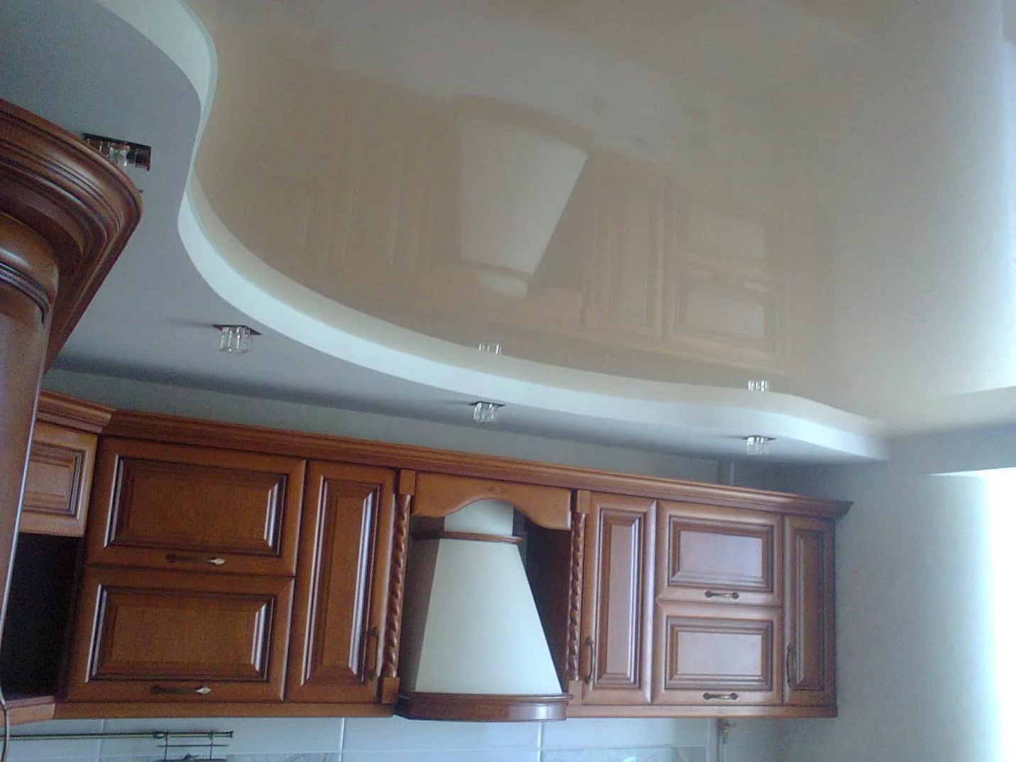 натяжной потолок на кухне без вытяжки