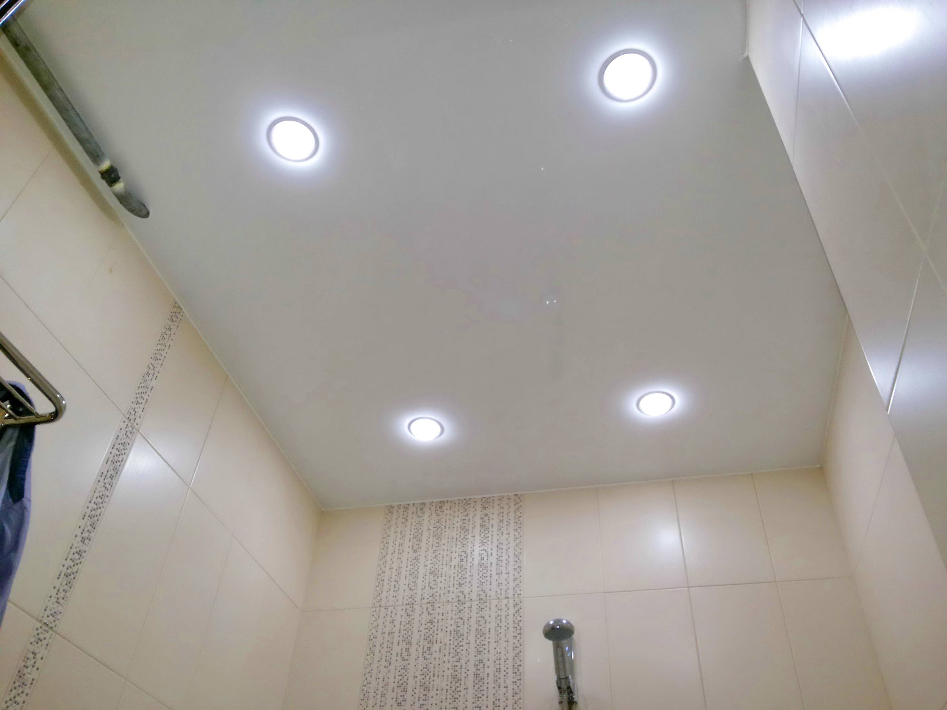 Натяжные потолки в ванной комнате: отзывы по преимуществам и недостаткам
