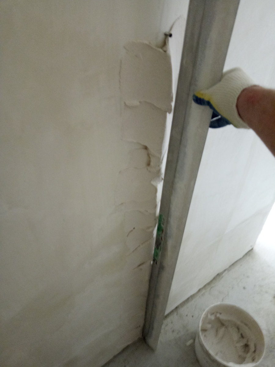 Правильное выравнивание стен штукатуркой и потолка, видео инструкции