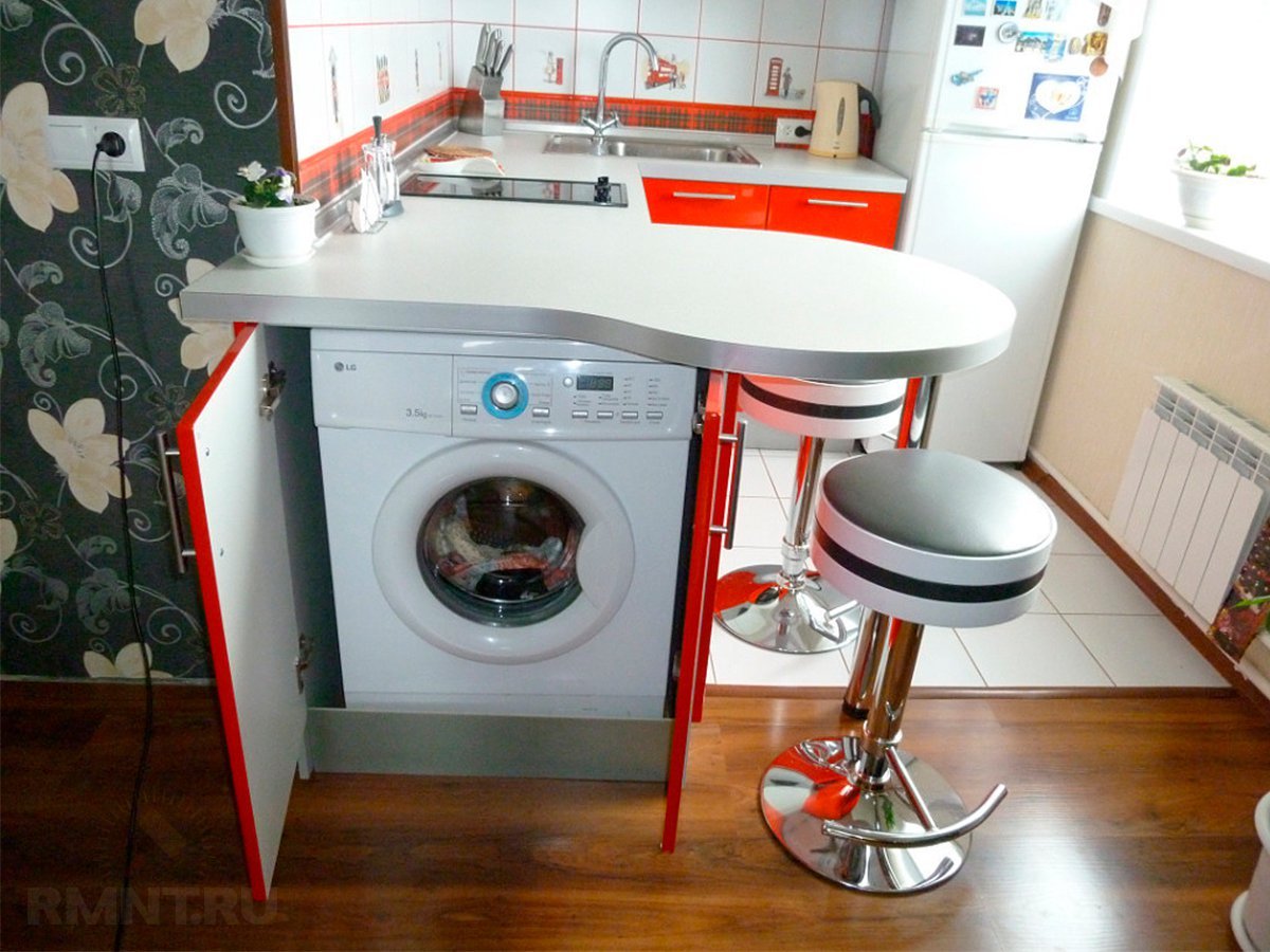 стиральная машина в столе кухни