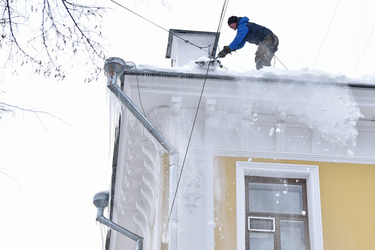 Очистка от снега и наледи крыш, улиц и зданий: методические рекомендации при работе