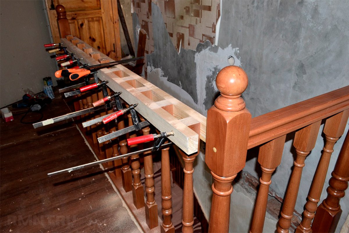 Монтаж перил и балясин деревянной лестницы - строим лестницу в частном доме