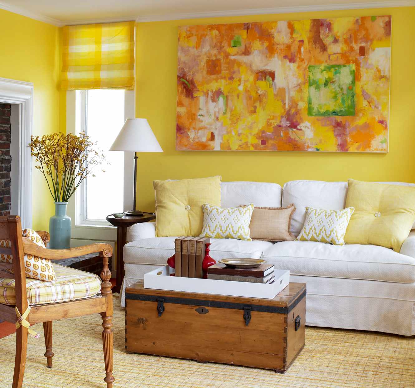 Цвета стен в интерьере гостиной. Желтый интерьер. Желтый цвет в интерьере. Желтые стены в интерьере. Интерьер в желтых тонах.