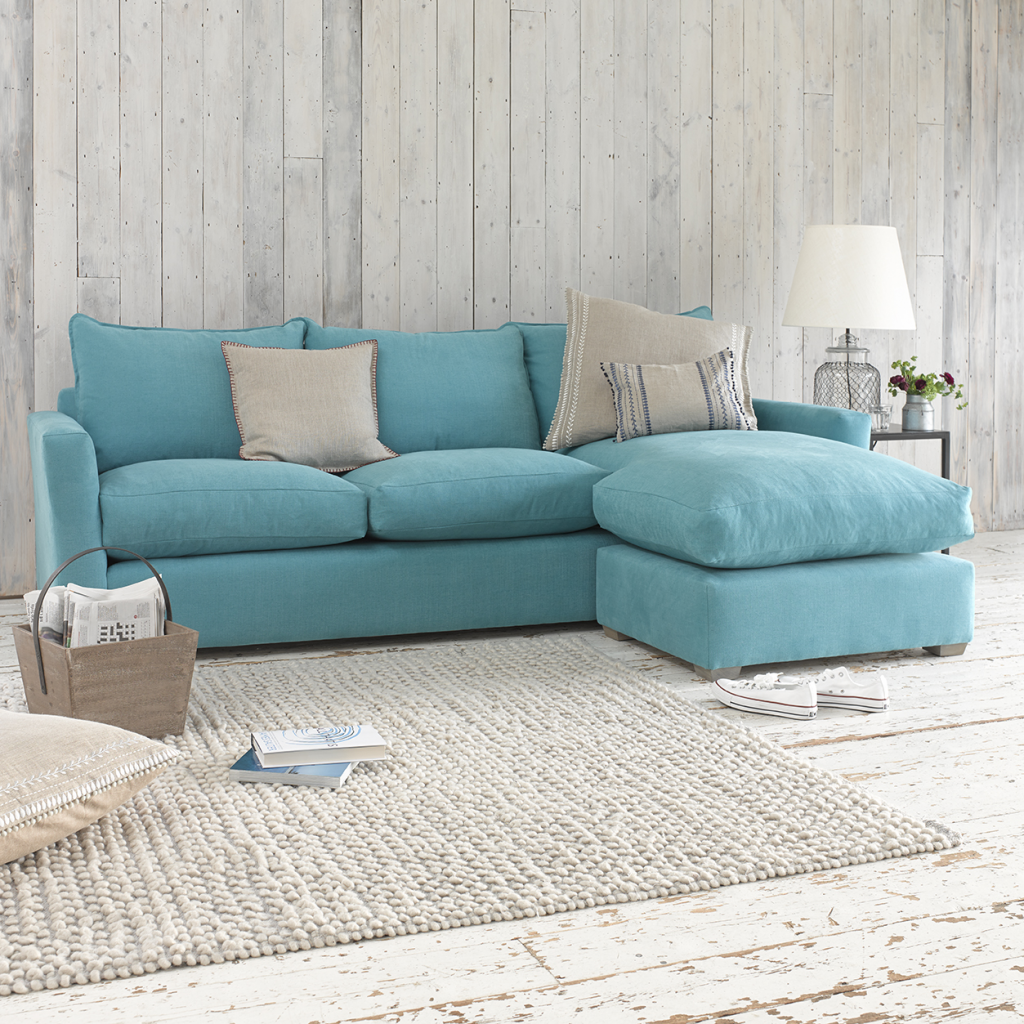 Бирюзовый диван в интерьере разных комнат в разных стилях