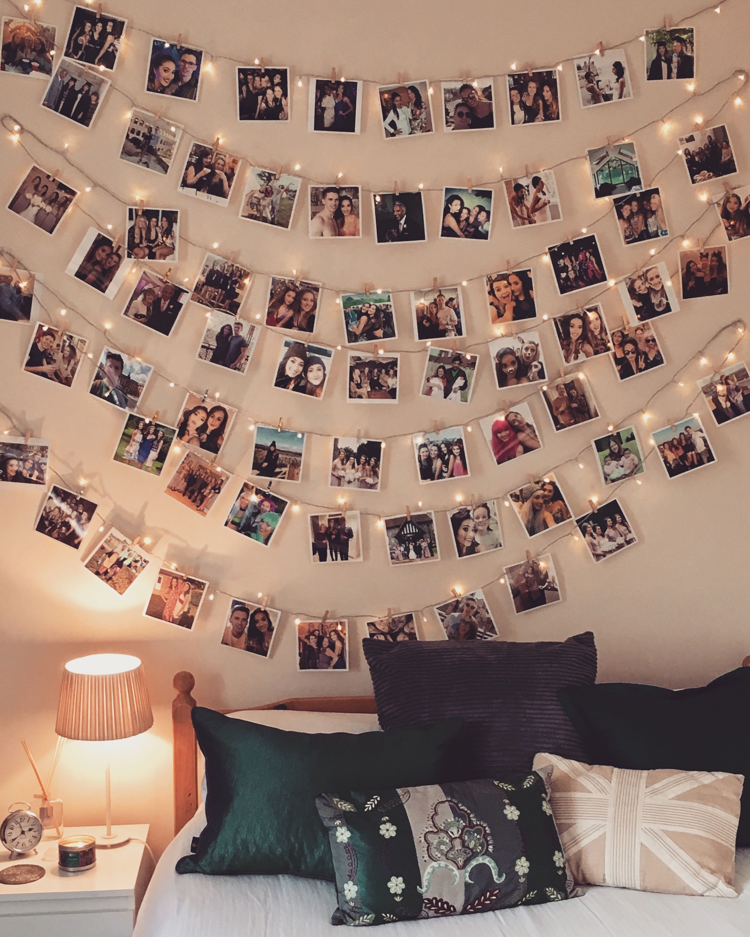 стена с фотографиями друзей