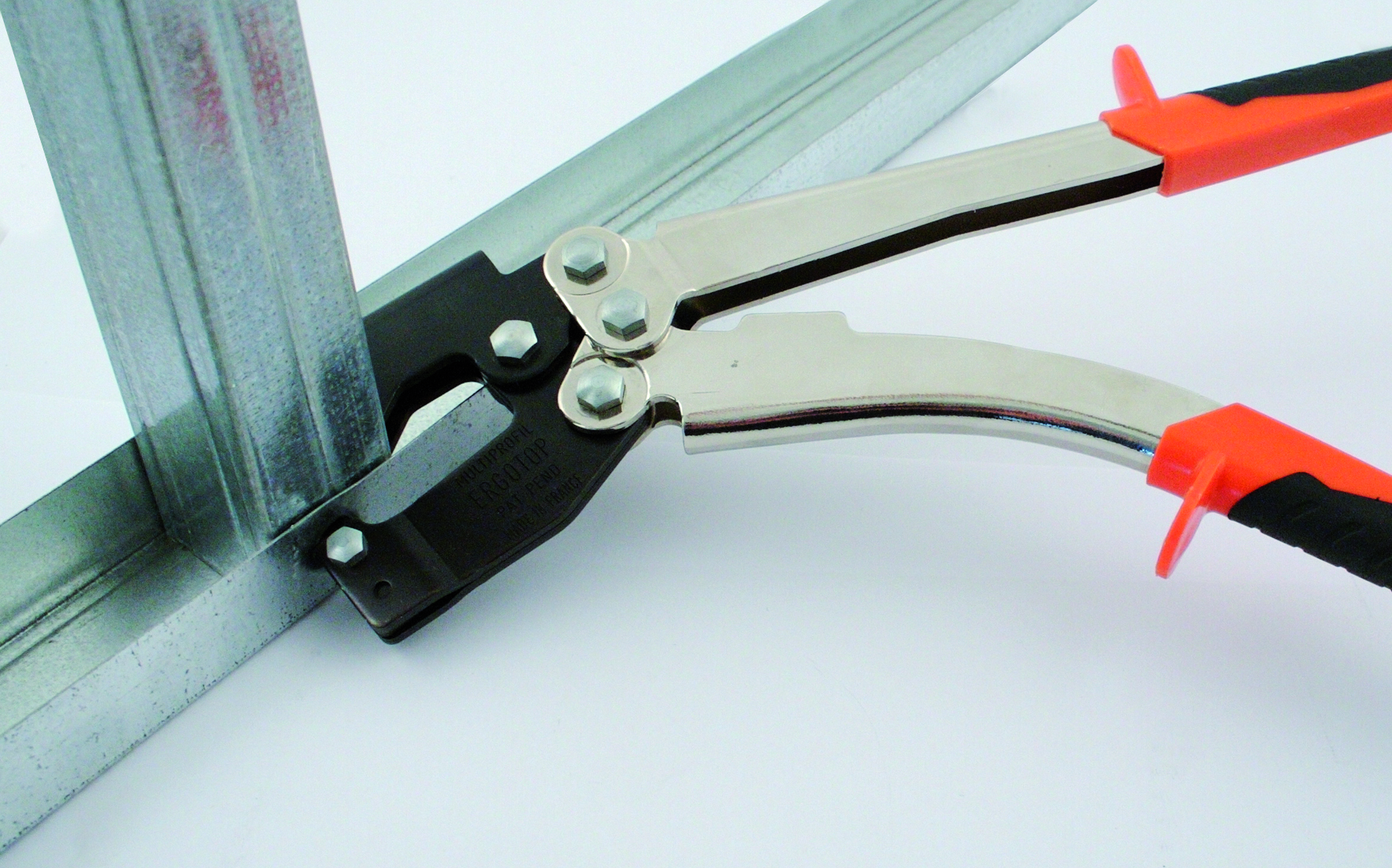Инструменты для работы с гипсокартоном: кромочный рубанок, коронка, нож для резки, бита и валик