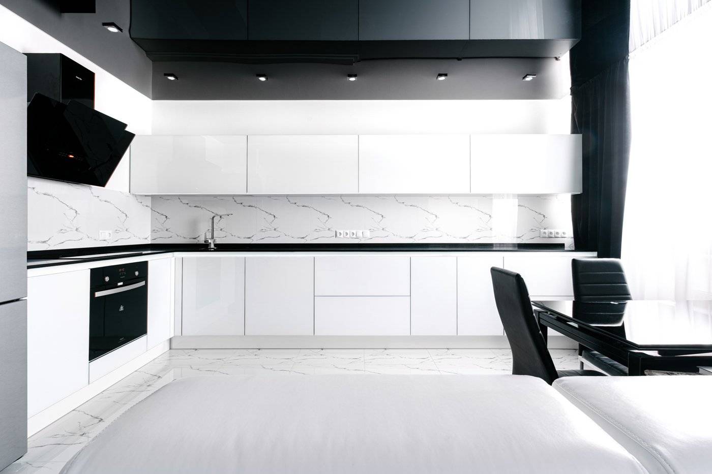 кухня черно белая дизайн глянец