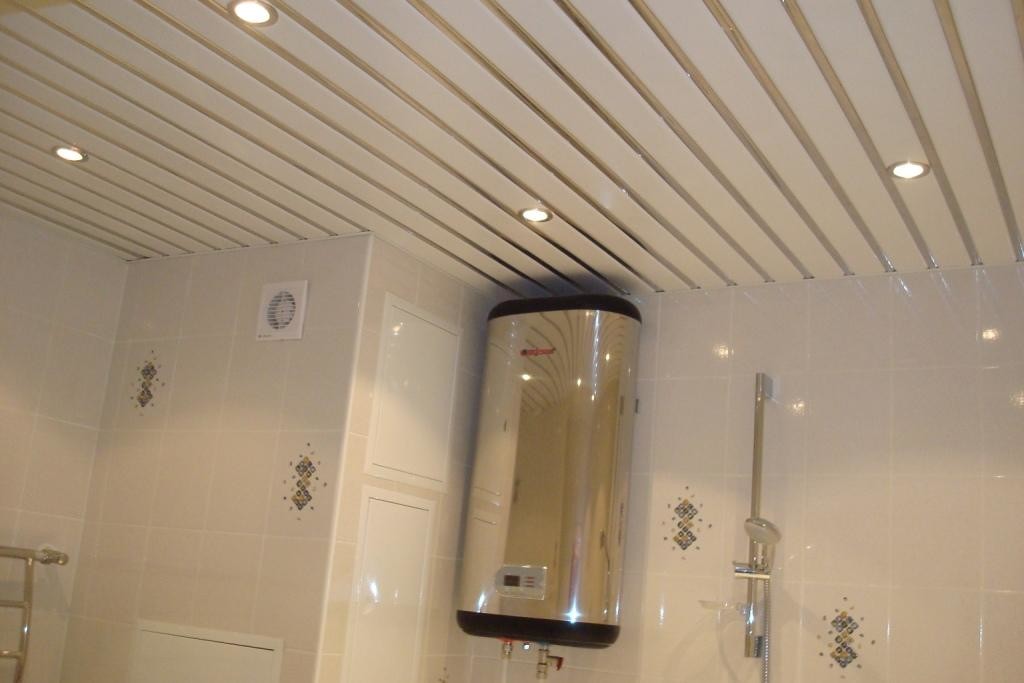Реечный потолок в ванной комнате: виды и особенности монтажа своими руками. монтаж реечного потолка в ванной своими руками
