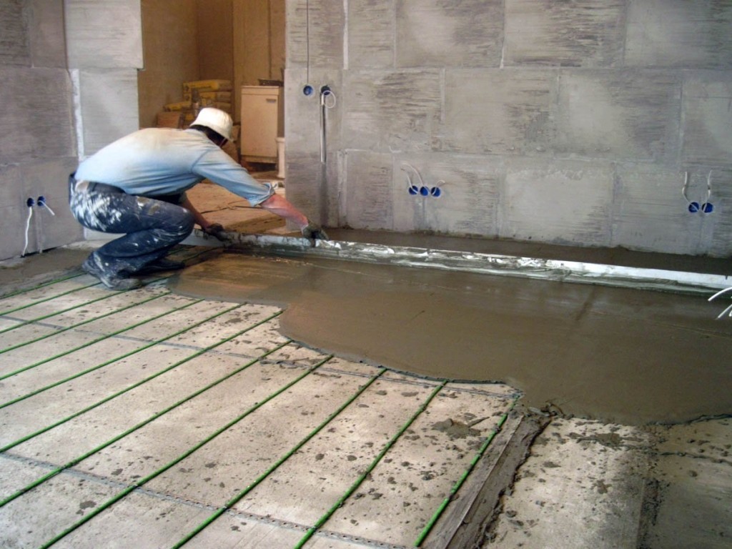 Как ровно залить напольную поверхность бетоном?