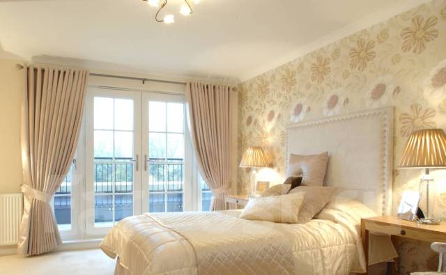 Светлые шторы в интерьере гостиной, зала или спальни, фото однотонных штор в интерьере.