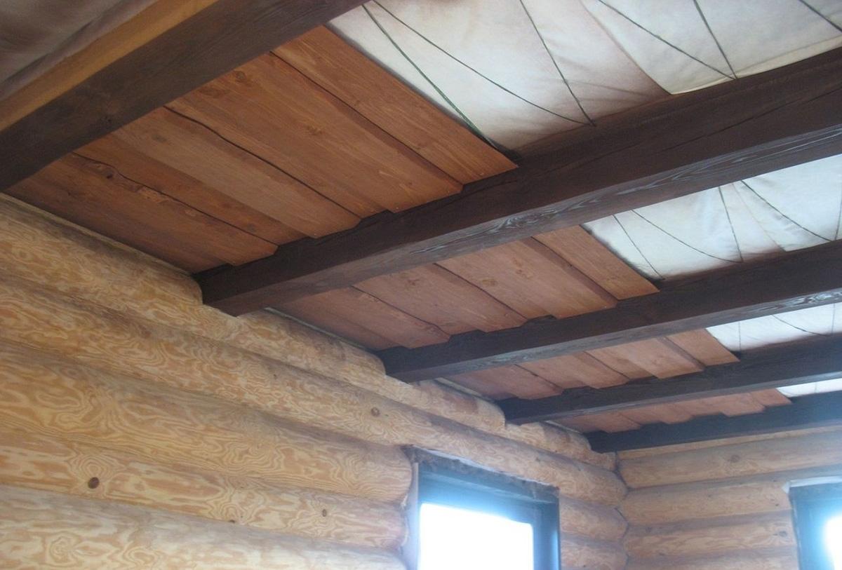 Черновой потолок по деревянным балкам: чем подшить и как устроить