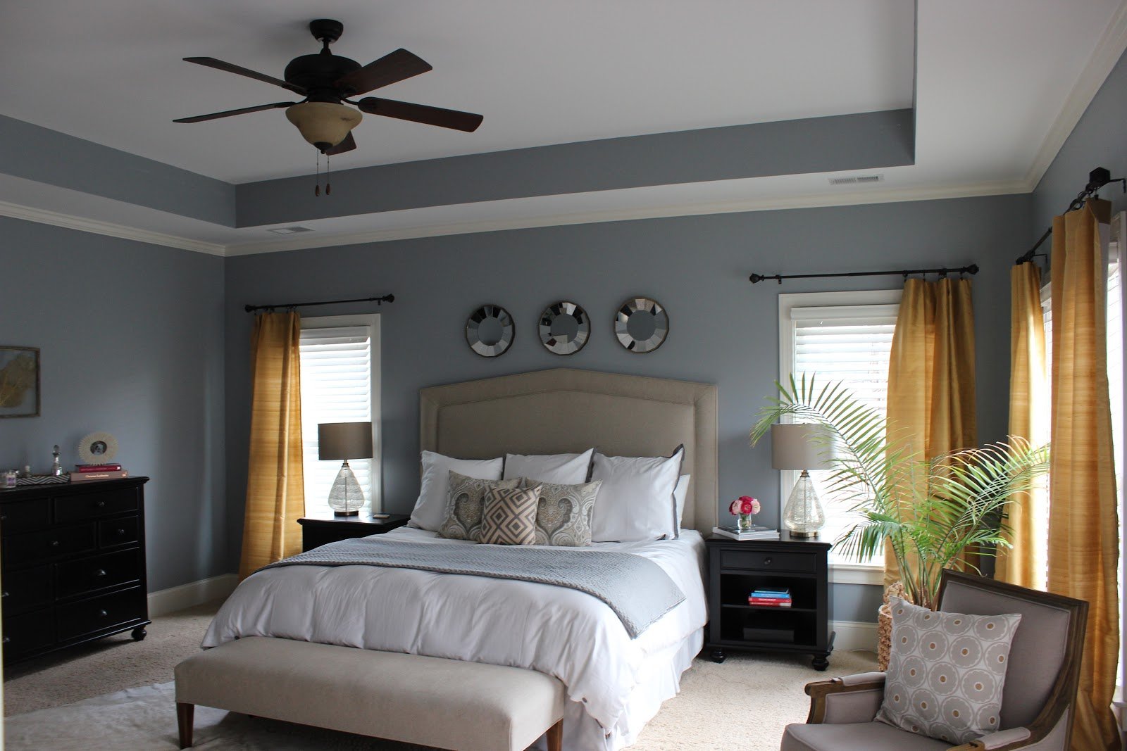 сочетание серого и коричневого в интерьере спальни
