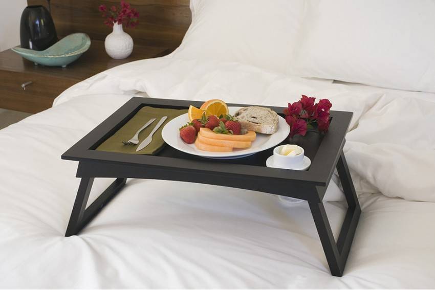 Столик для завтрака в постель (45 фото): практично, удобно, универсально — дом&стройка