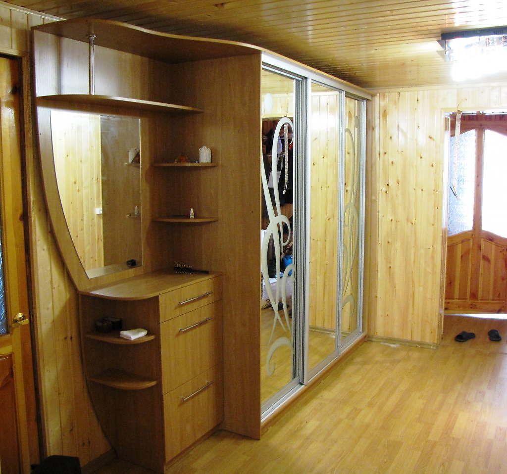 Шкаф купе в деревянном доме дизайн фото