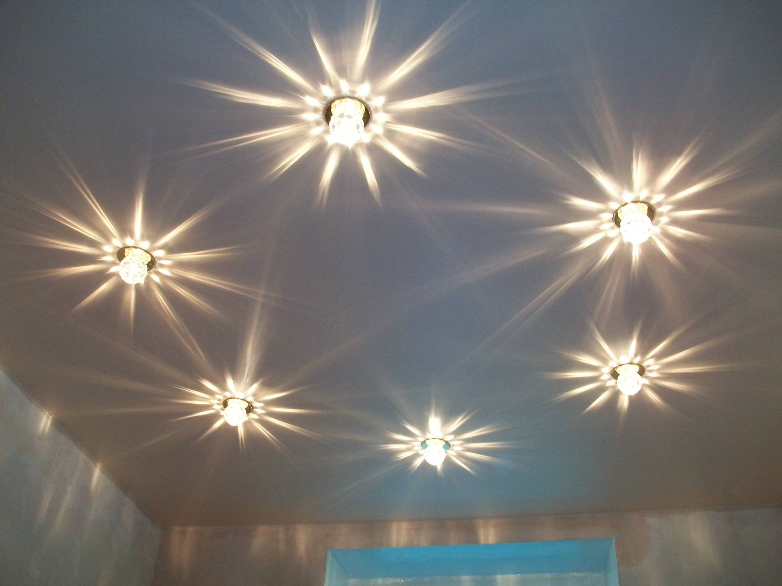 Как расположить светильники на натяжном потолке? (11 фото)