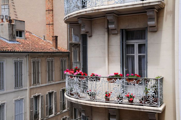Французский балкон: фото вариантов оформления от классики до современной интерпретации