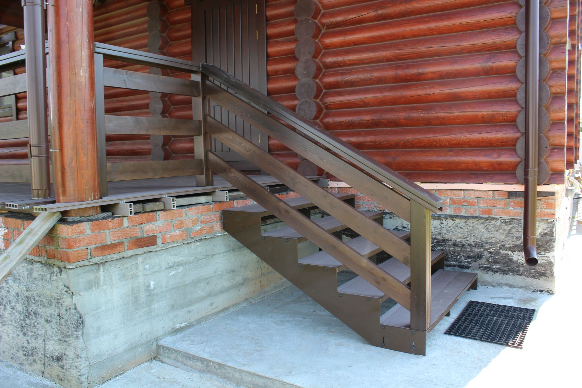 Лестница на крыльцо из металла и дерева