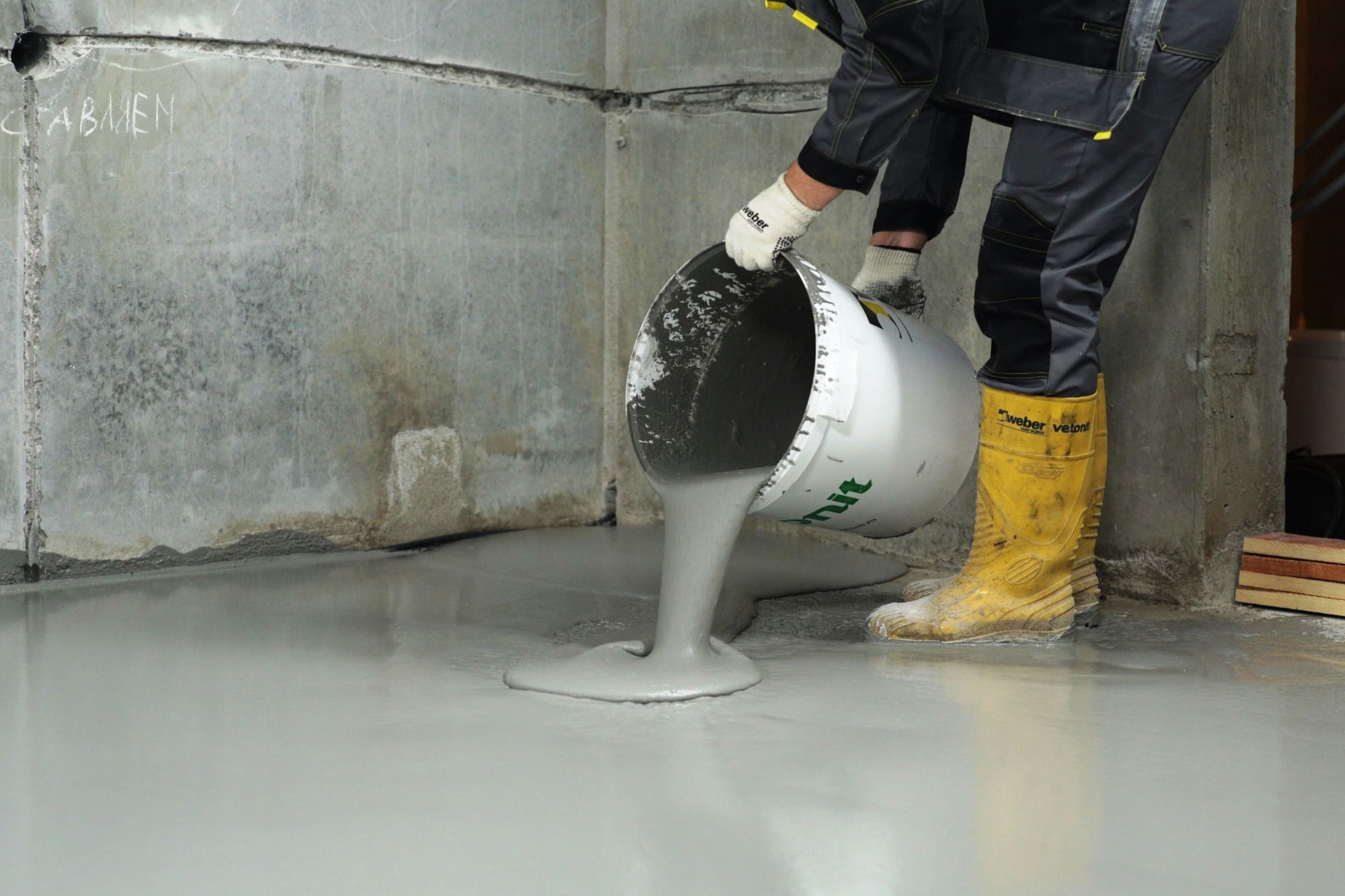 Наливной пол на бетонную стяжку: выбор материалов и технологии