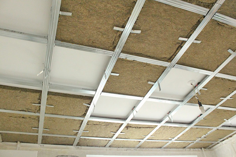 Натяжные потолки с шумоизоляцией, свойства звукоизоляционных материалов, отзывы