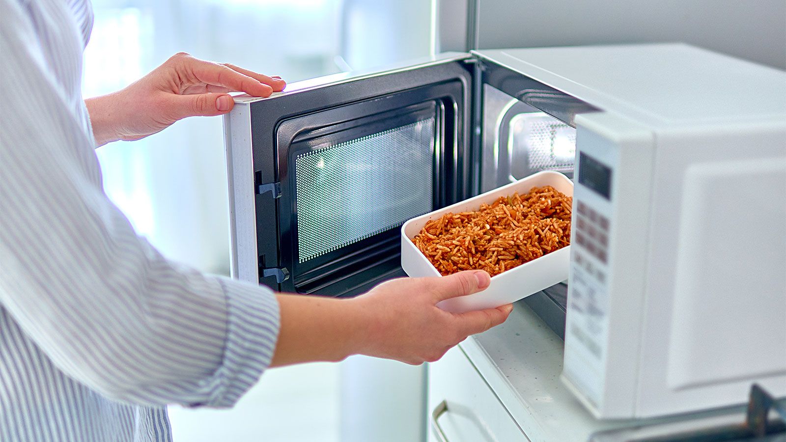 Можно ли разогревать в микроволновке в пластиковой. Микроволновая печь с едой. Контейнер для разогрева еды в микроволновке. Выключать СВЧ печь. Исследование еды из микроволновки.