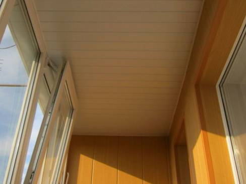 Монтаж пвх панелей на потолок балкона фото