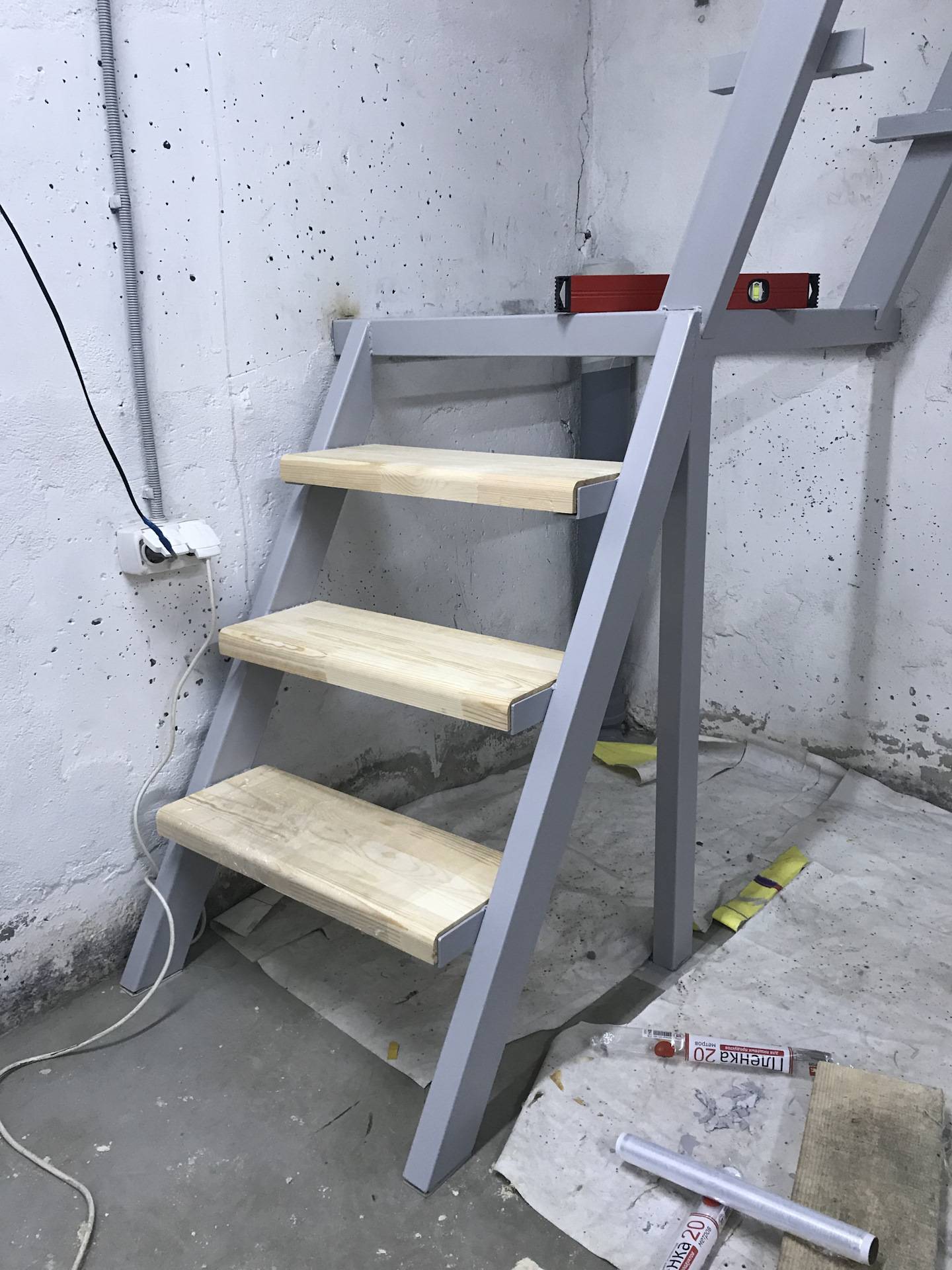 Требования к вертикальным металлическим лестницам - о пожарной безопасности простыми словами