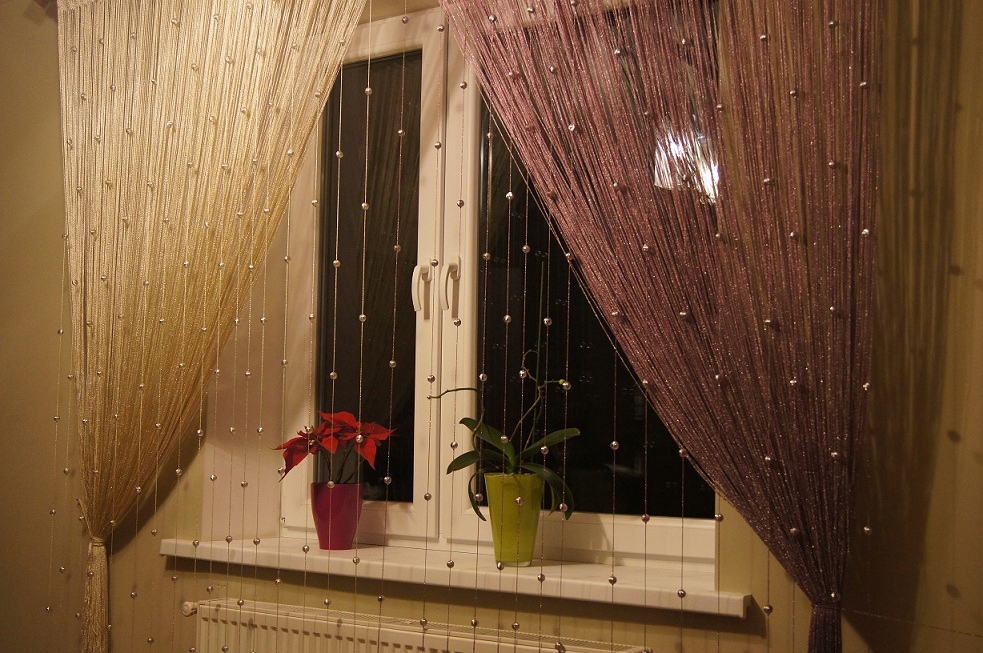 Нитяные шторы кисея в интерьере гостиной, кухни или спальни