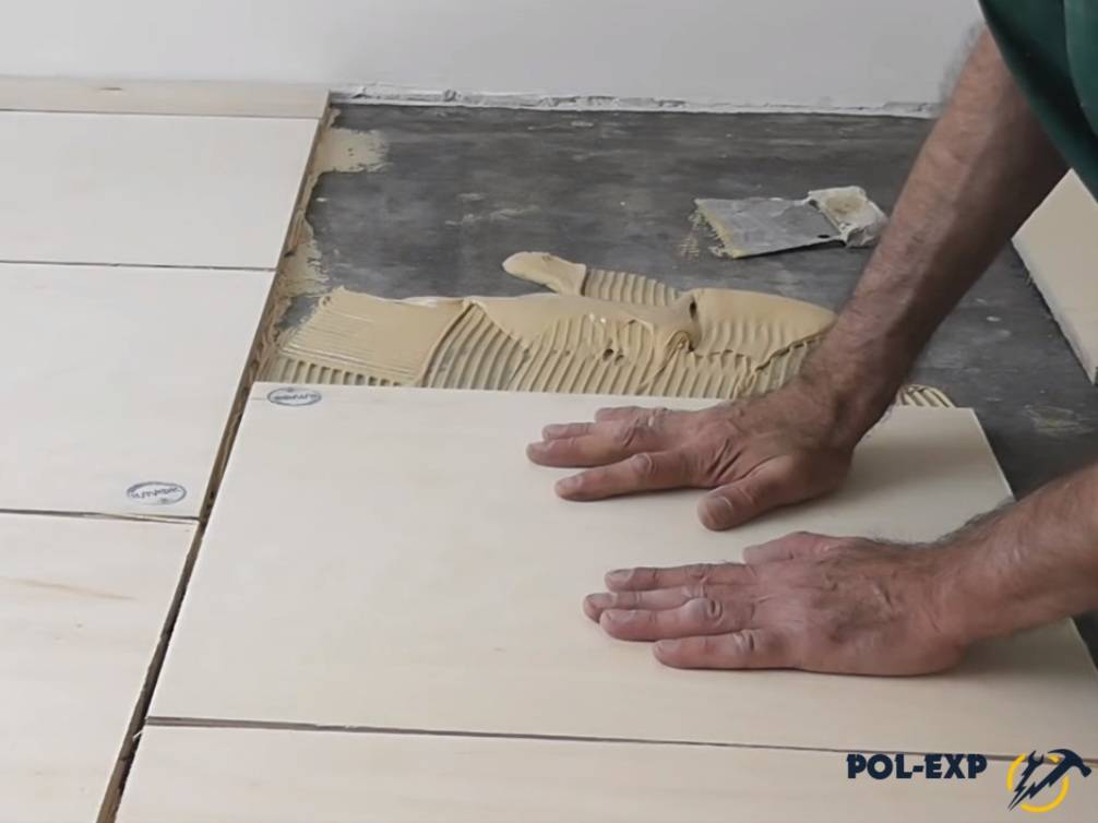 Клей для фанеры на стяжку: чем приклеить на бетонный пол