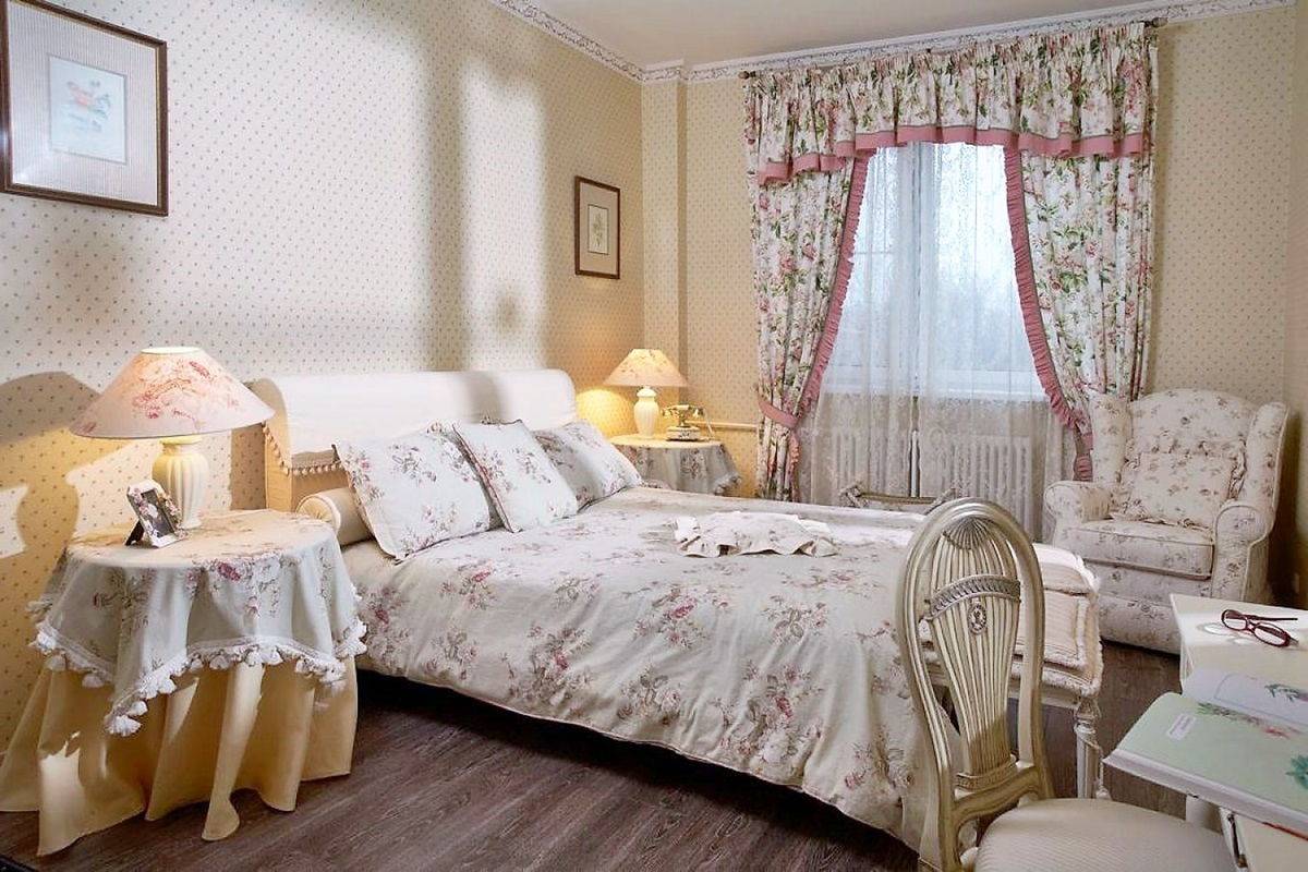 Шторы в стиле прованс: занавески для спальни, кухни и гостиной, жалюзи и рулонные портьеры - 40 фото
