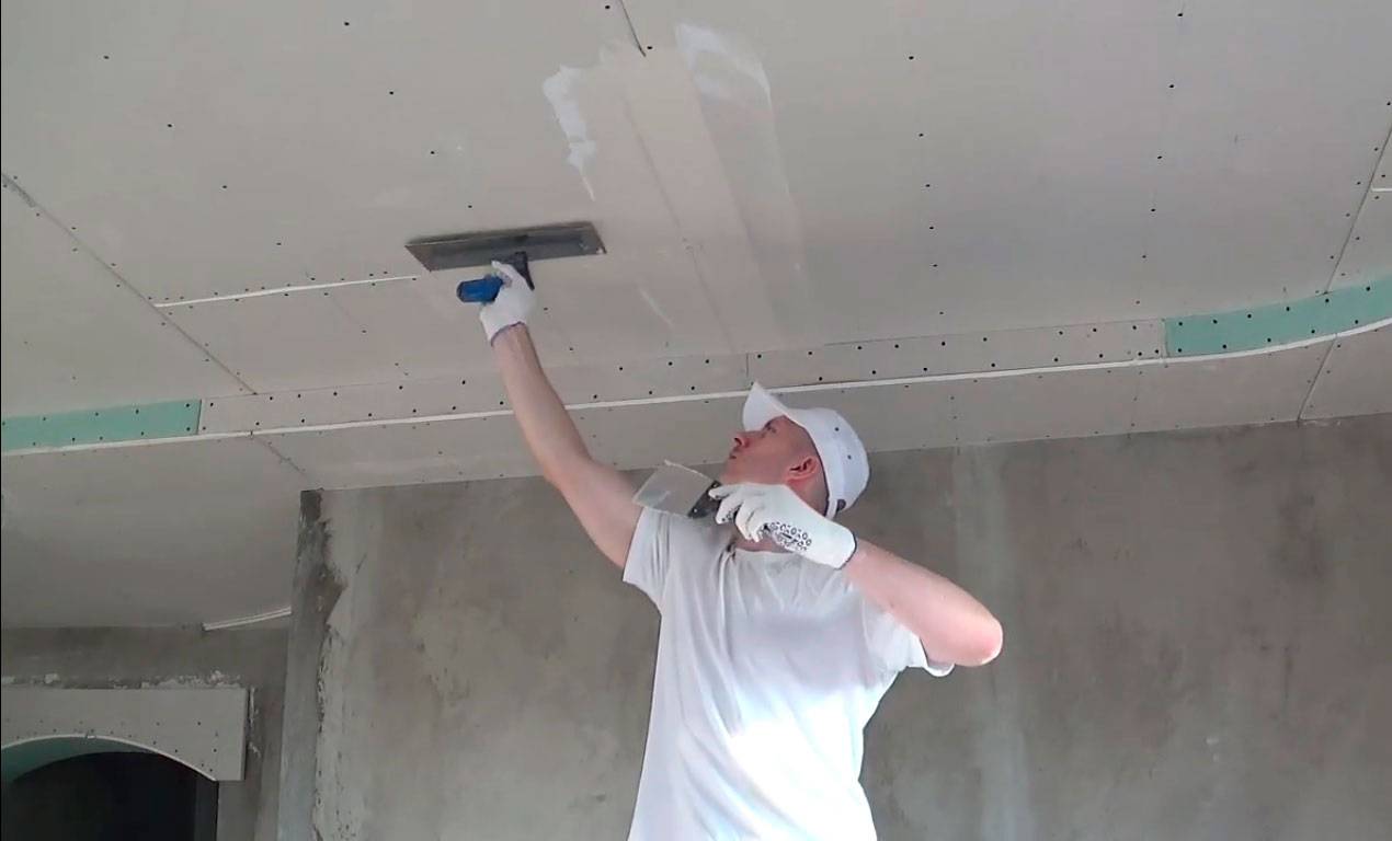 Нанесение шпаклевки на гипсокартонный потолок под покраску