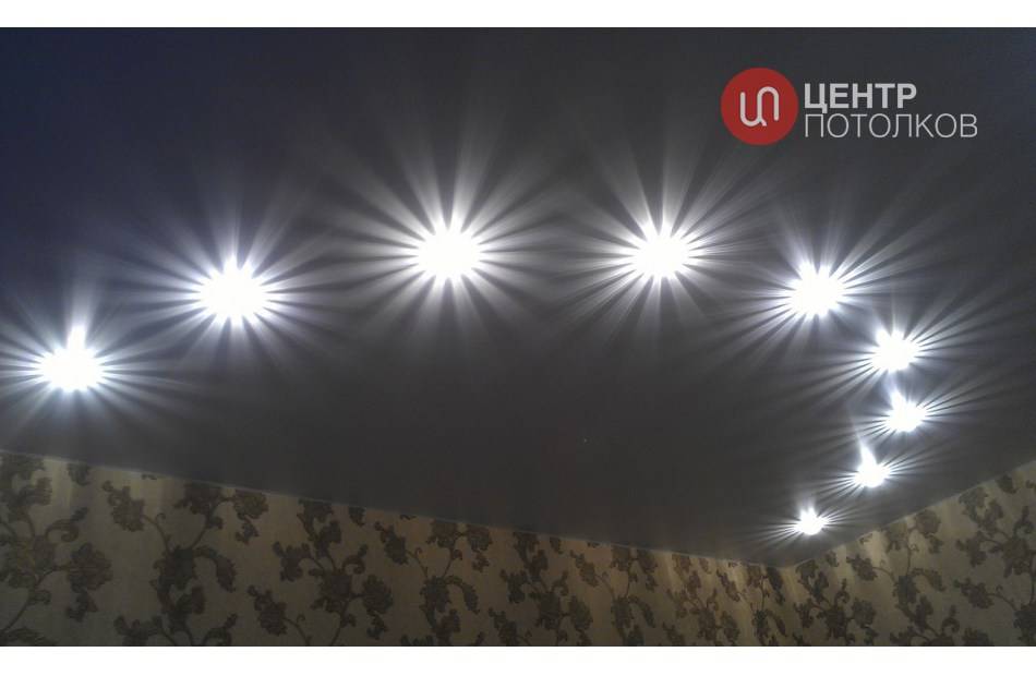 Как лучше и правильно расположить точечные светильники на натяжном потолке: советы профессионалов и фото