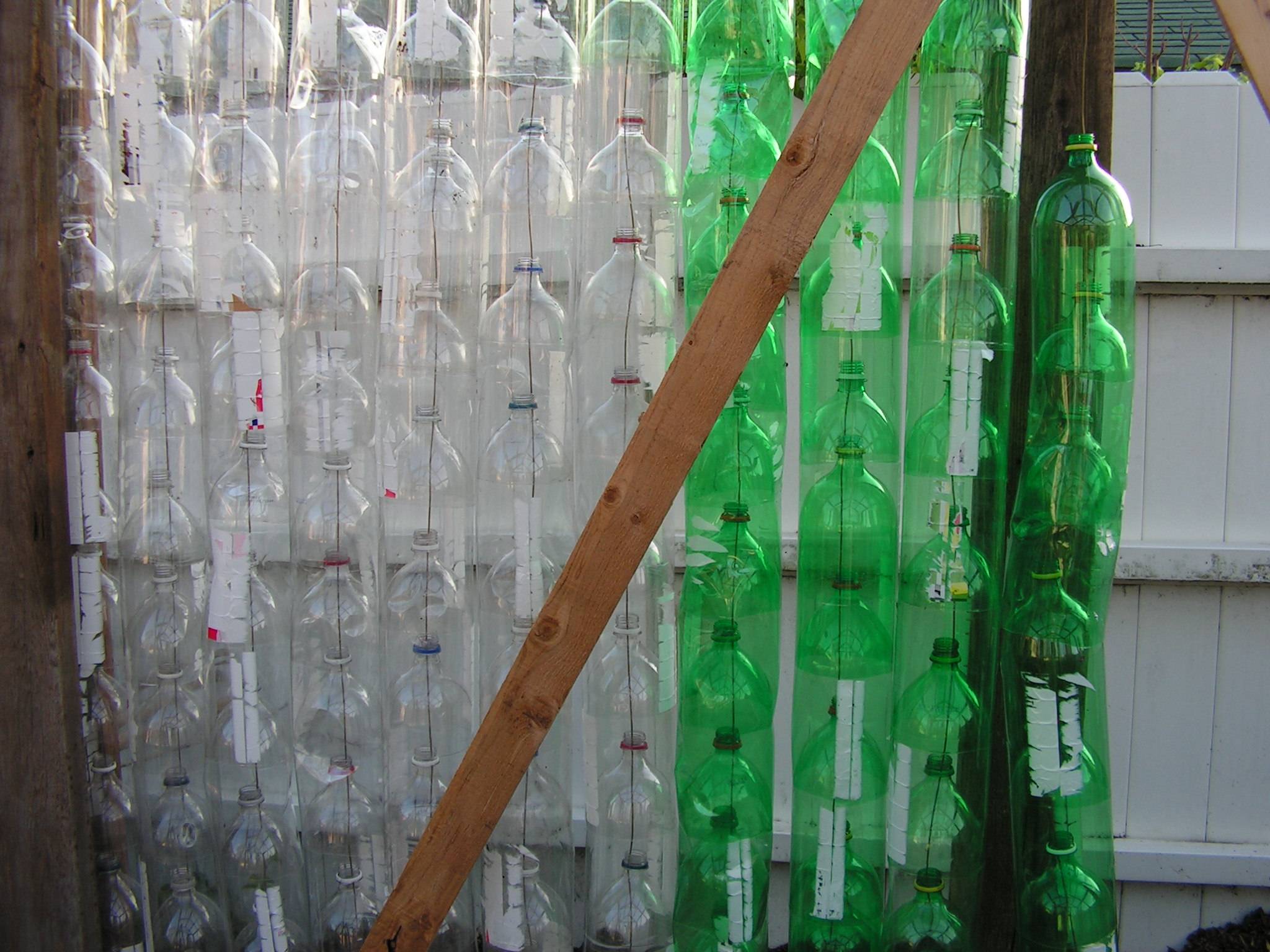 Как сделать теплицу из пластмассовых бутылок на загородном участке? пошаговая инструкция +видео и фото