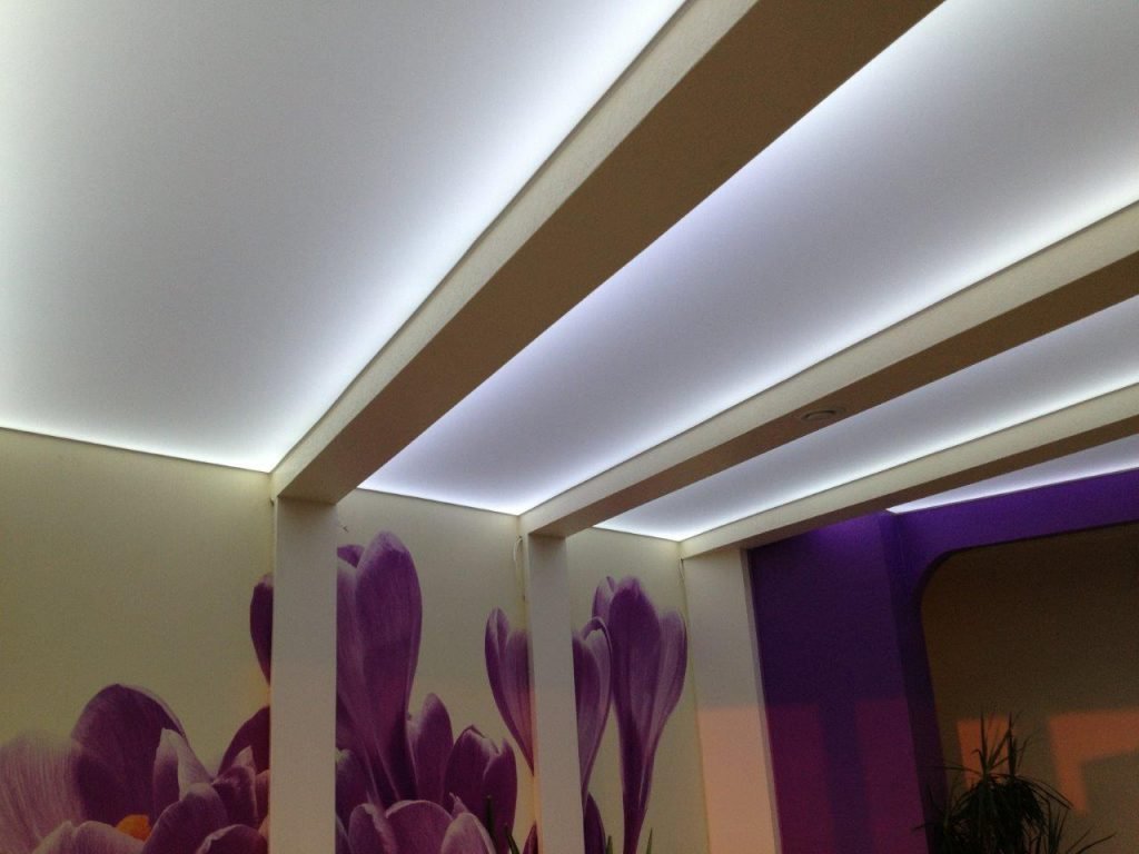 Натяжной потолок с подсветкой (150 фото): лучшие новинки дизайна со светодиодной лентой, точечными светильниками и лампами дюралайт