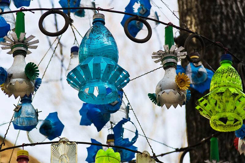Мастер-классы по изготовлению новогодних ёлок своими руками из пластиковых стаканов и бутылок и гирлянды-шара