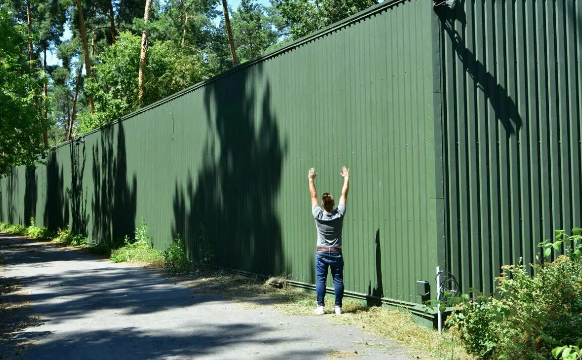 Высокий забор от соседей