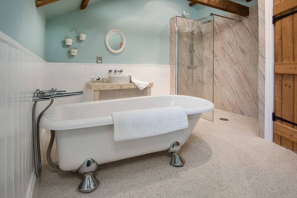 Какой плиткой покрыть ванну. Ванная отделанная линолеумом. Линолеум на стену в ванную. Линолеум на стены в ванной. Линолеум на стенах ванна.