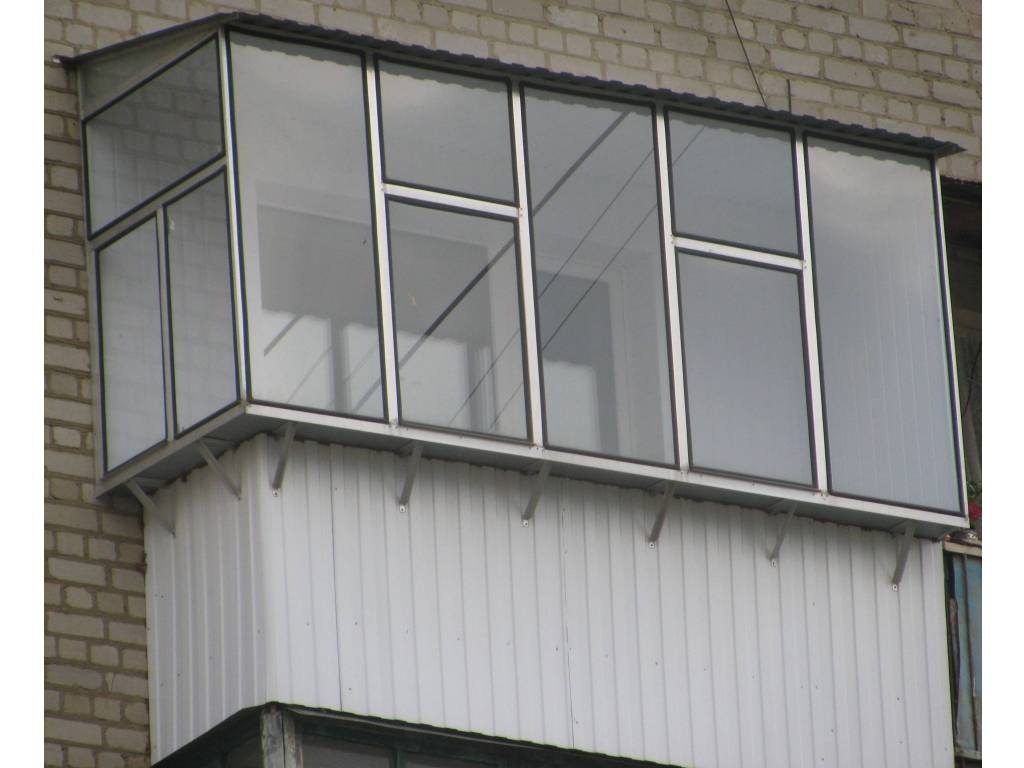 Балкон алюминиевый профиль цена. Алюминиевый балкон. Балкон из алюминия. Остекление балконов алюминиевым уголком. Балкон из алюминиевого профиля.