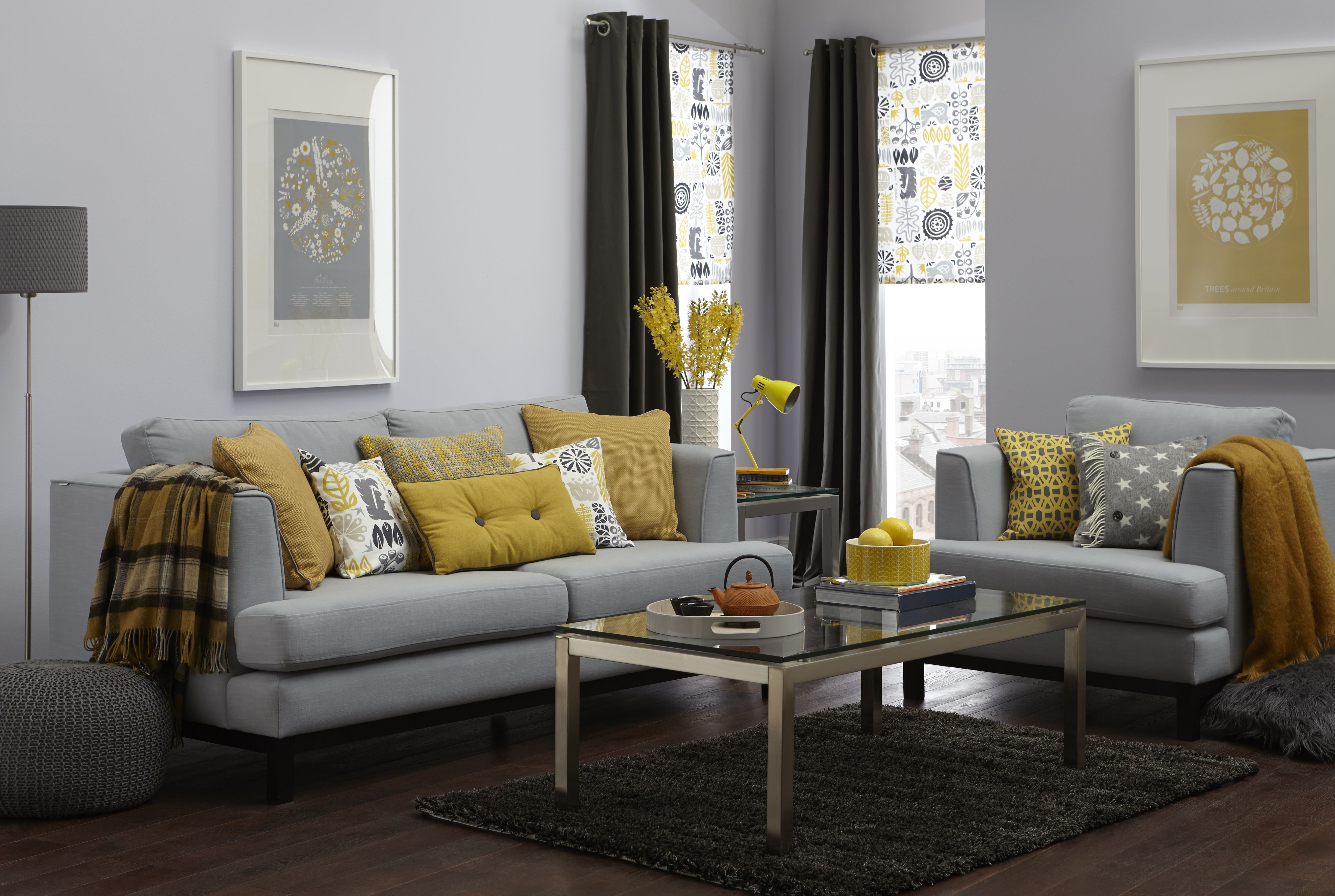 Сочетание цветов в интерьере гостиной серый. Гостиная в горчичных тонах. Желтый диван в интерьере. Желтый в интерьере гостиной. Серо желтый интерьер.
