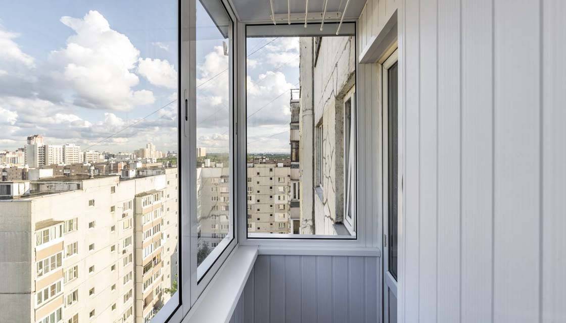 Какие окна лучше ставить на балконе пластиковые или алюминиевые?
