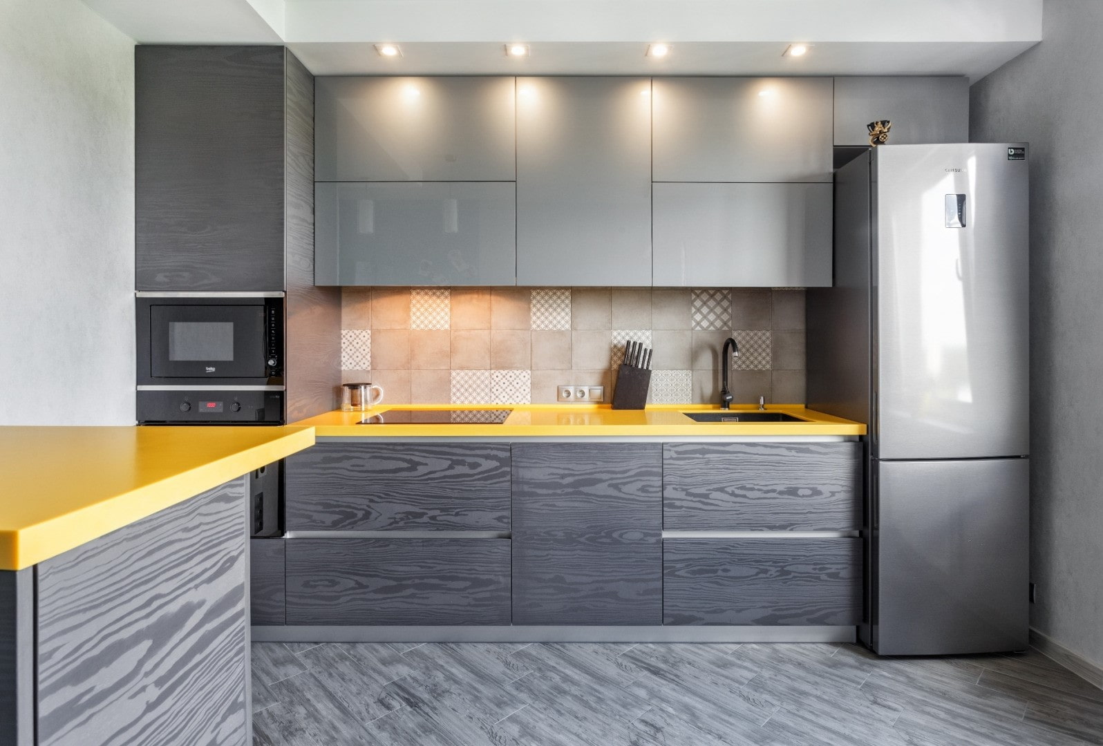Дизайн кухни серого цвета — яркие идеи, стильные решения и лучшие сочетания с иными оттенками (85 фото и видео)