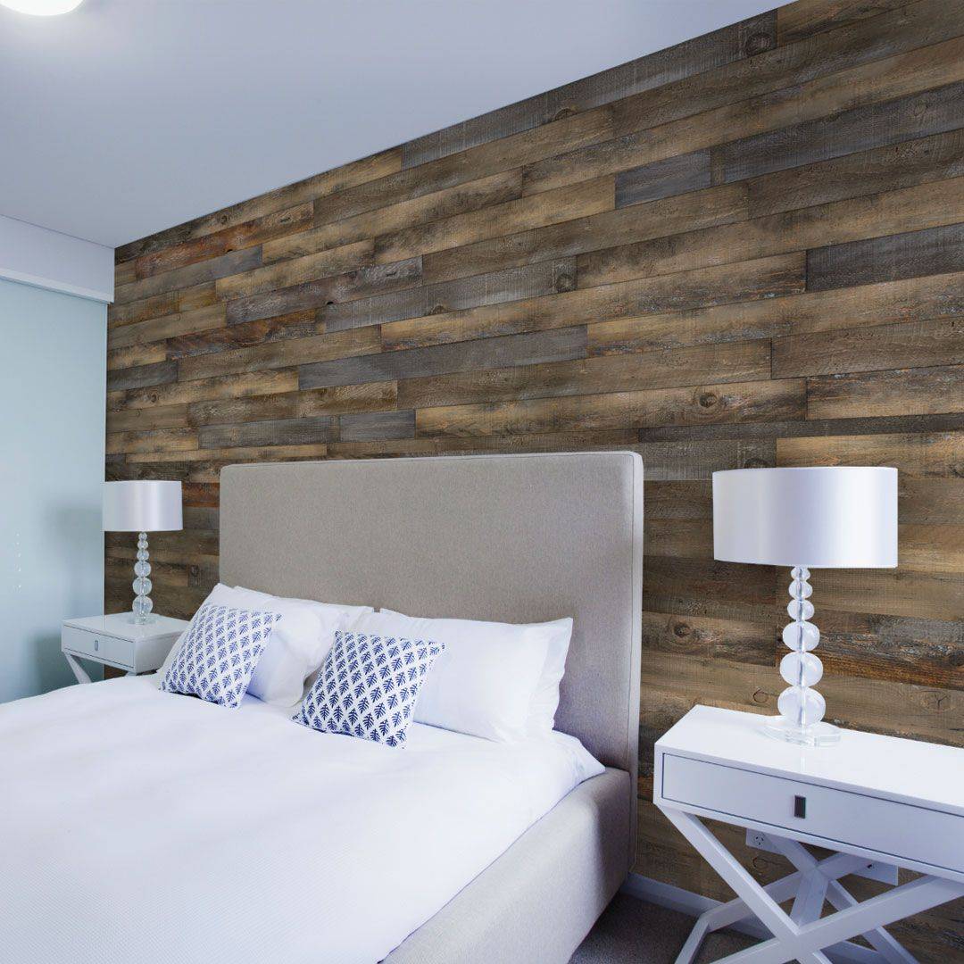 Как использовать дерево для декорирования стен в спальне или для облицовки отдельных элементов из необрезанной доски