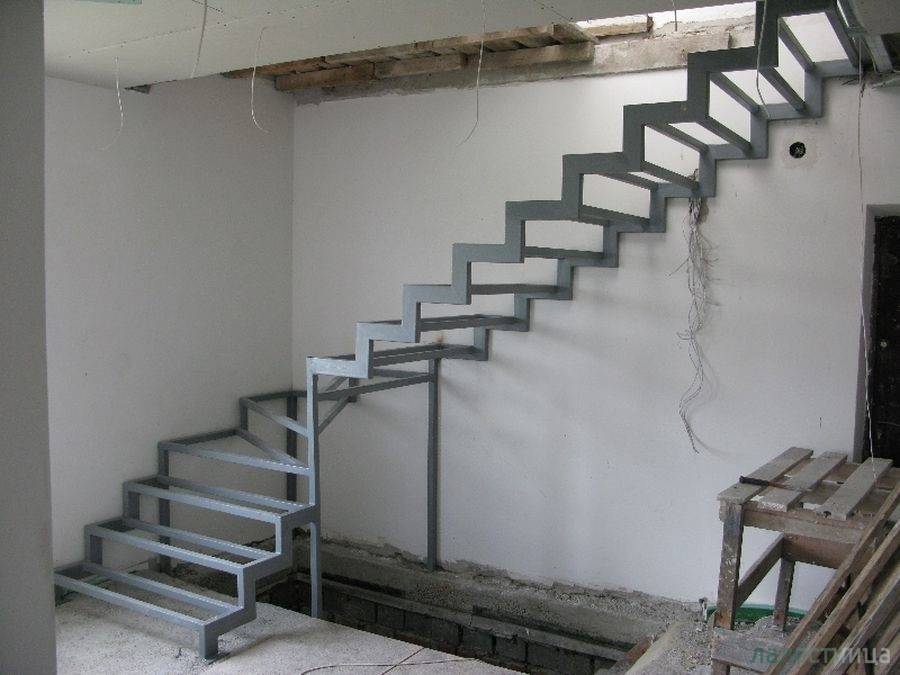 Металлическая лестница на второй этаж своими руками в частном доме: пошаговая инструкция +видео