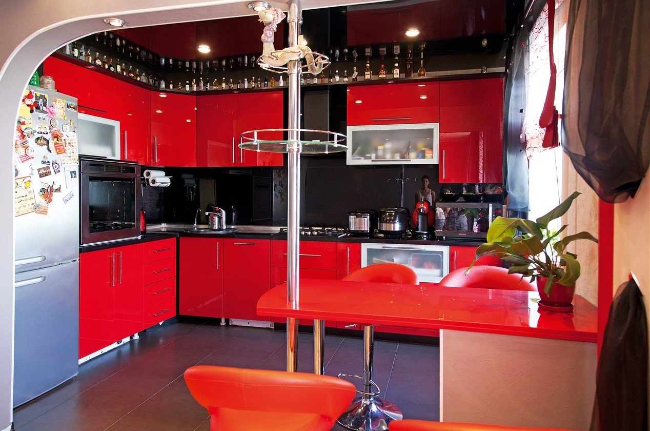 Красная кухня – фото ярких решений для квартир и загородных домов