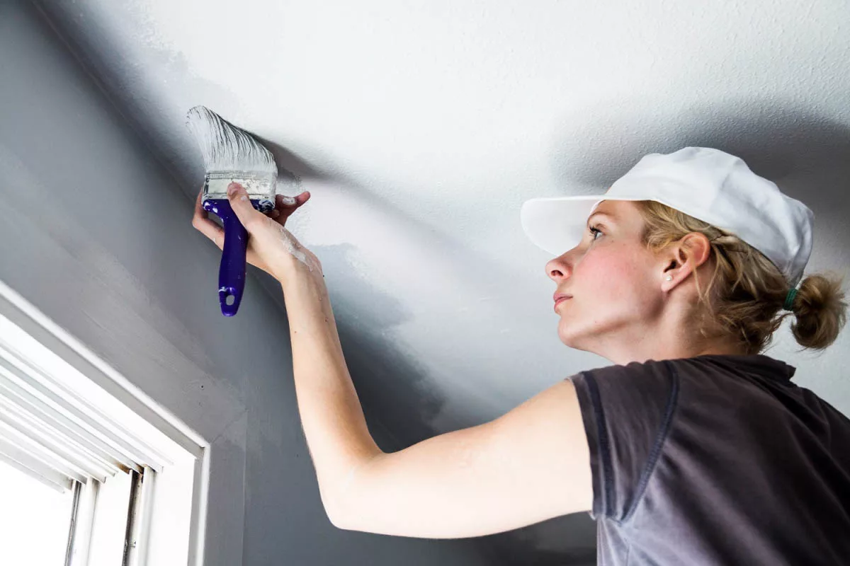 Как покрасить гипсокартонный потолок правильно своими руками