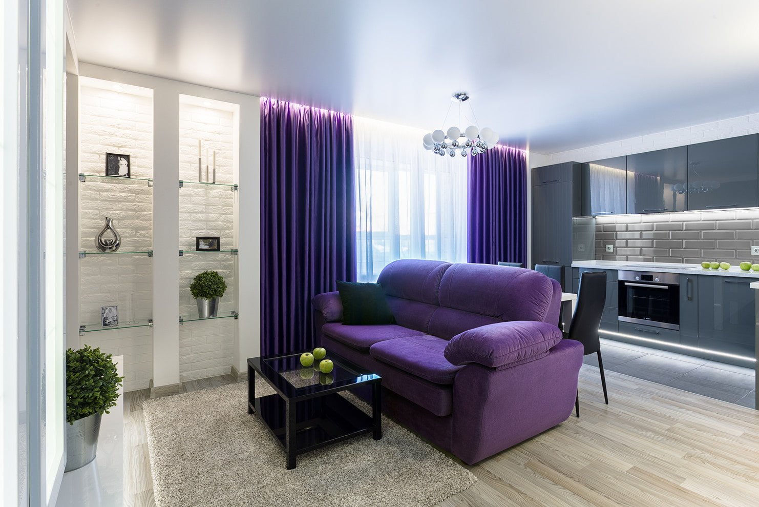 фиолетовый диван в сером интерьере