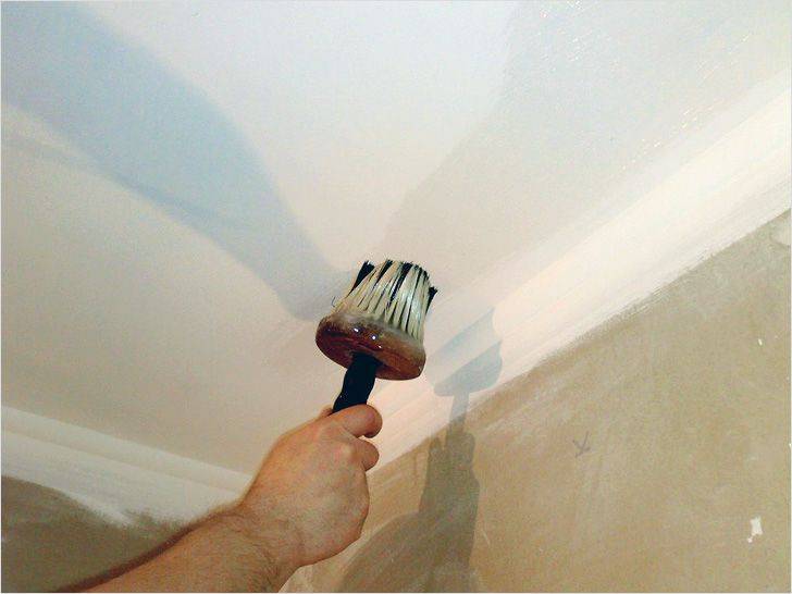 Нужно ли грунтовать потолок перед покраской и как правильно это делать