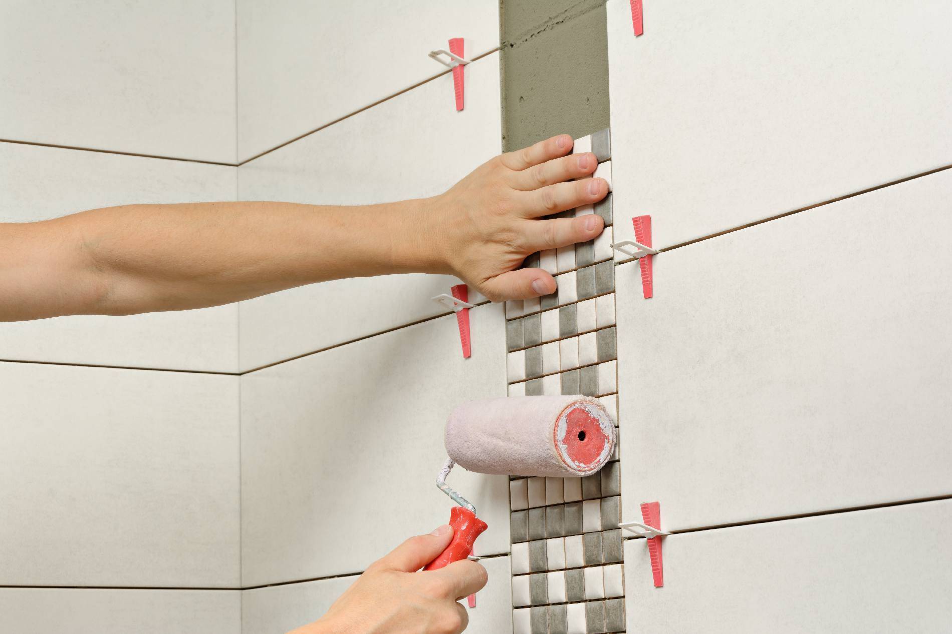 Тонкости процесса, или Укладка плитки в ванной комнате своими руками быстро и качественно